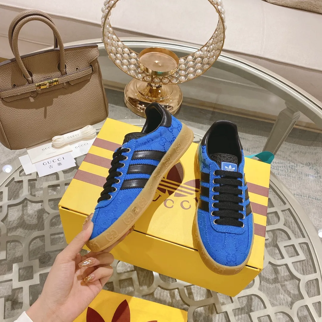 👟👟Ex-factory price 520👟👟Gucci&adidas joint limited edition couple's sneakers. A super nice joint casual sneaker with rich and bold colors! It showed everyone a completely different charm from the past! Combining retro style and youthful sports style to create a new aesthetic! Vitality yet stylish at the same time! ! Upper - made of cowhide, cowhide, cloth. Lining - sheepskin lining for foot pads. Sole - original open-molded beef tendon non-slip and wear-resistant outsole. Size: 35-47 (couple style)